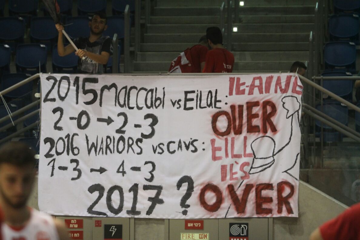 שלט של אוהדי באר שבע. מאמינים במהפך (צילום: שי מוגילבסקי)